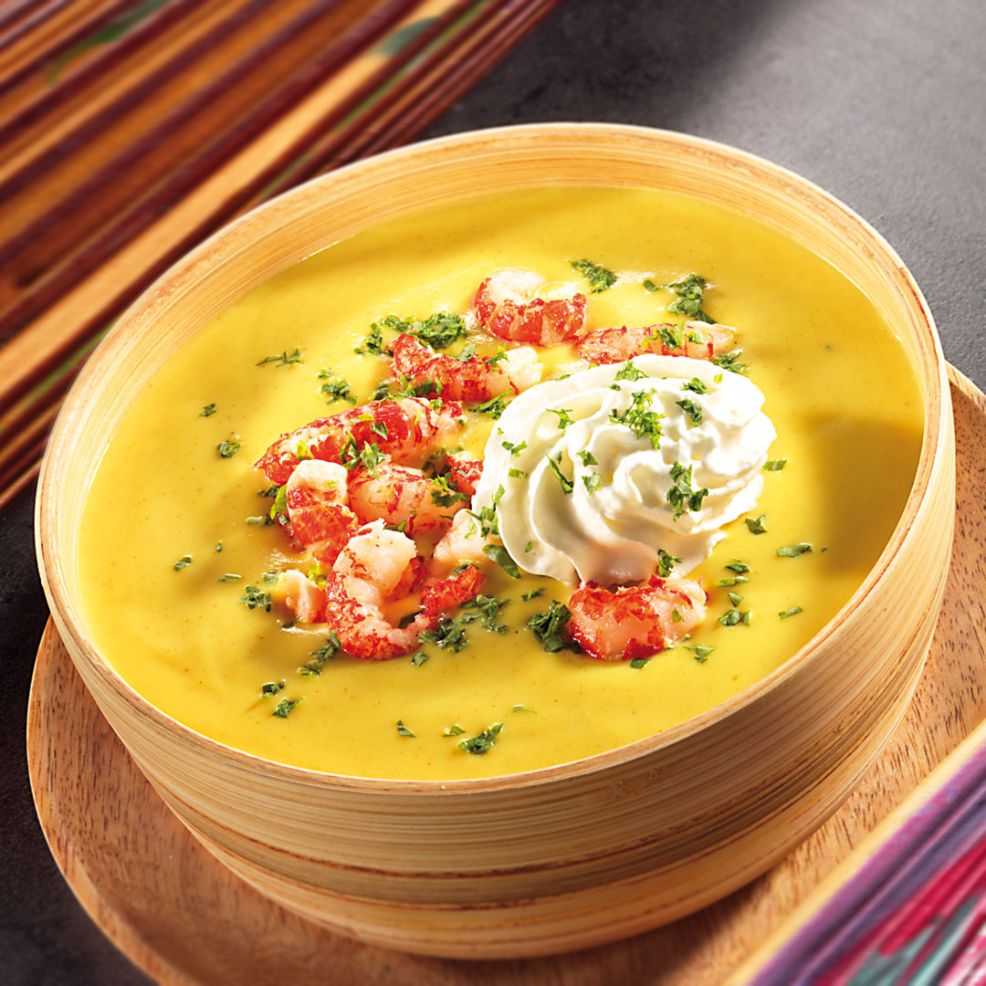 Curry-Kokos-Suppe mit gebratenen Flusskrebsen