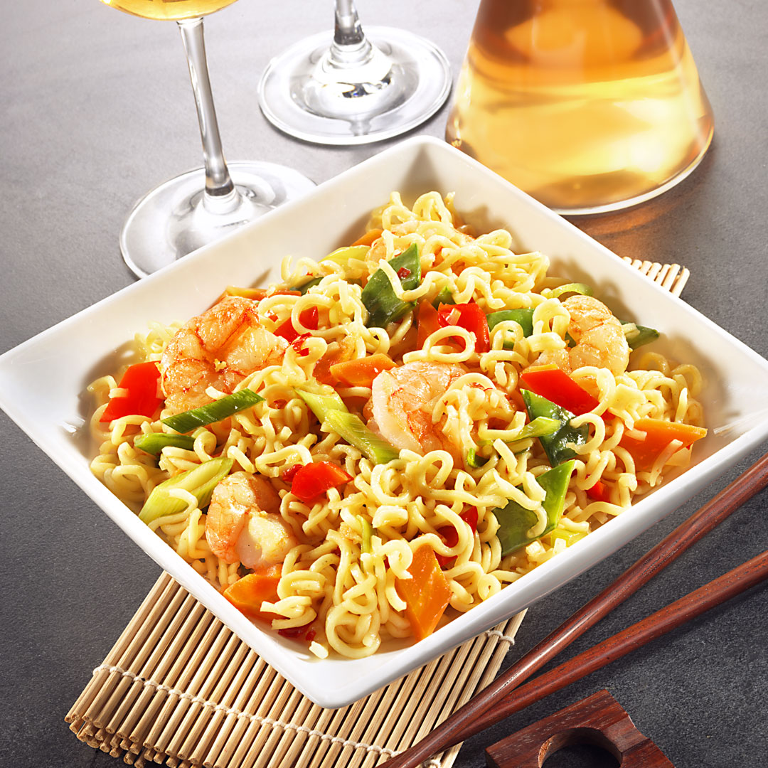Gebratene MIE-Nudeln mit Asiagemüse und Shrimps