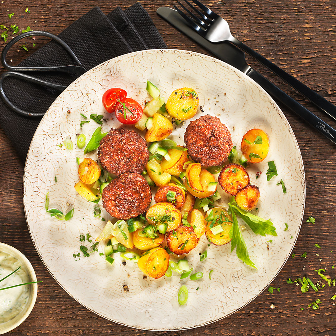 Angler-Klopse mit Bratkartoffelsalat und Meerrettichschmand