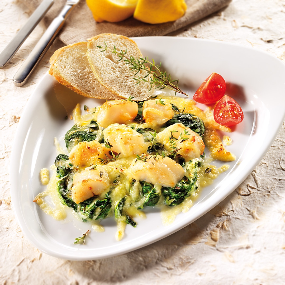 Tiefsee-Scallops auf Blattspinat mit Käse überbacken